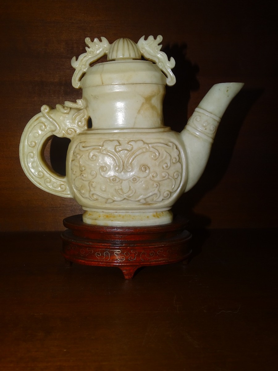 pierre dure, jade, théière couverte sur socle filigrané argent, chine XIXème