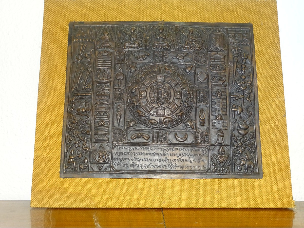 calendrier népal ou tibet en cuivre repoussé, bel encadrement