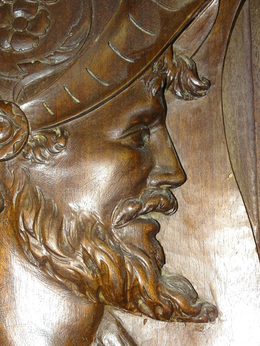 belle porte en noyer a décor de buste de homme coiffé époque XIXème-photo-1