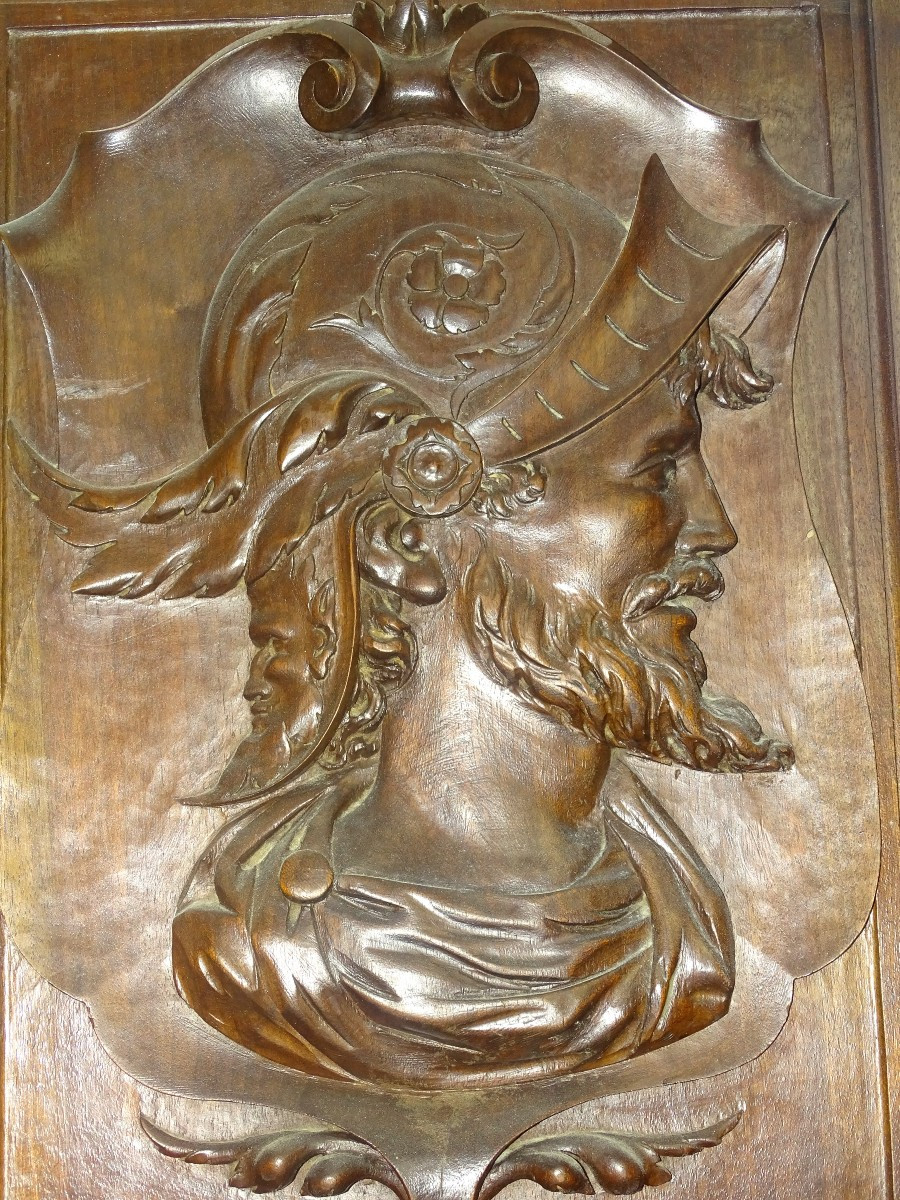 belle porte en noyer a décor de buste de homme coiffé époque XIXème