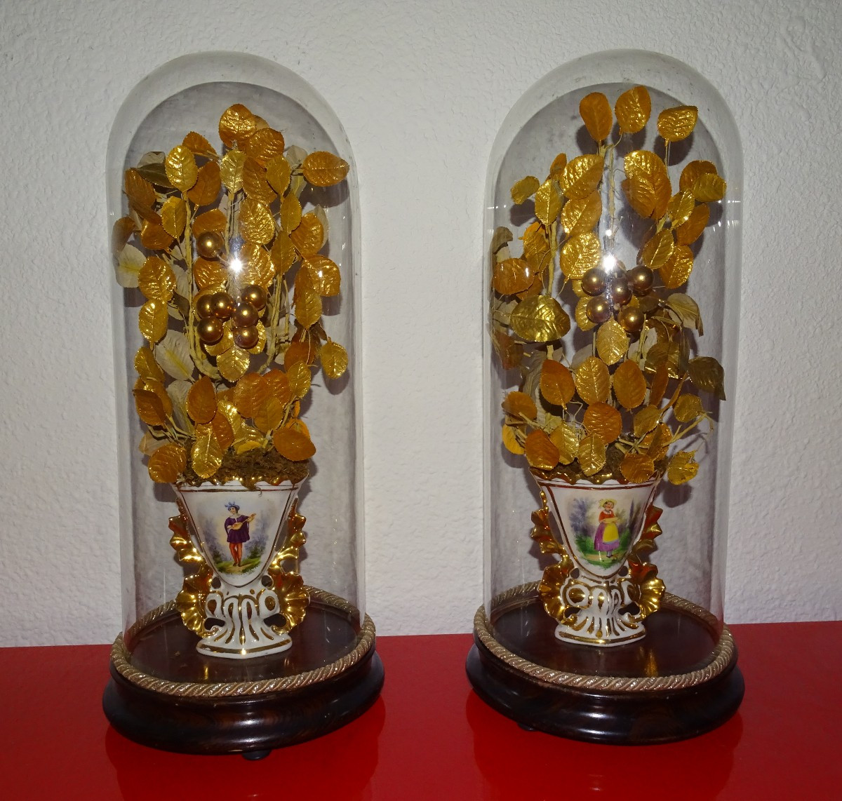 Paire de vases de mariée Vieux Paris avec globes, 52 cm