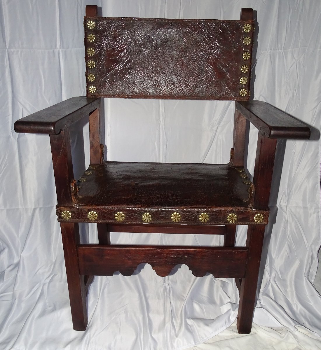 Paire De Chaises à Bras ou fauteuils, époque Louis XIII, en cuir, modèle a clous bronze-photo-3