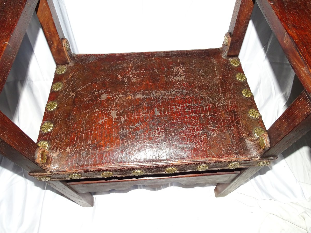 Paire De Chaises à Bras ou fauteuils, époque Louis XIII, en cuir, modèle a clous bronze-photo-4