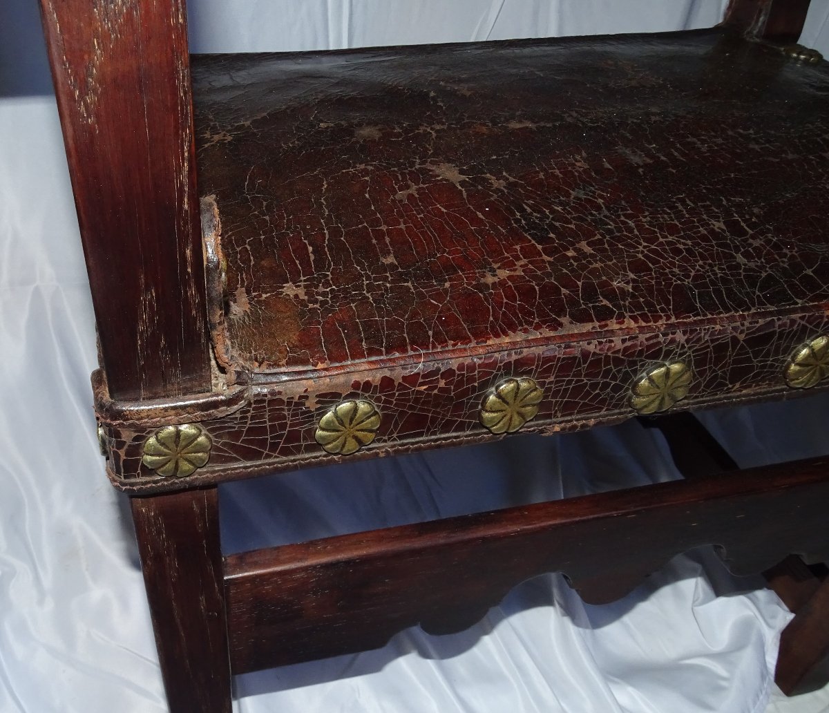 Paire De Chaises à Bras ou fauteuils, époque Louis XIII, en cuir, modèle a clous bronze-photo-1