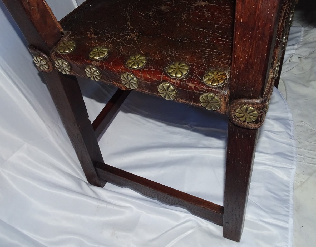 Paire De Chaises à Bras ou fauteuils, époque Louis XIII, en cuir, modèle a clous bronze-photo-3