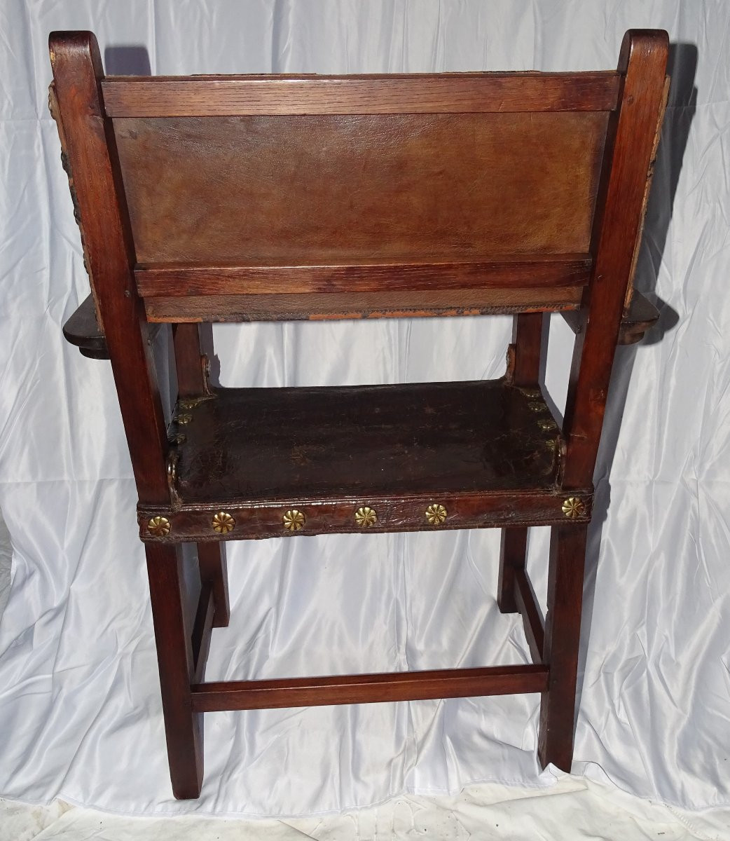 Paire De Chaises à Bras ou fauteuils, époque Louis XIII, en cuir, modèle a clous bronze-photo-5