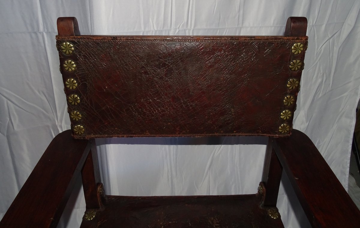 Paire De Chaises à Bras ou fauteuils, époque Louis XIII, en cuir, modèle a clous bronze-photo-6