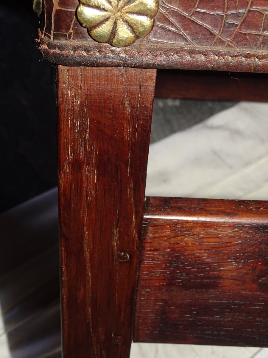 Paire De Chaises à Bras ou fauteuils, époque Louis XIII, en cuir, modèle a clous bronze-photo-8