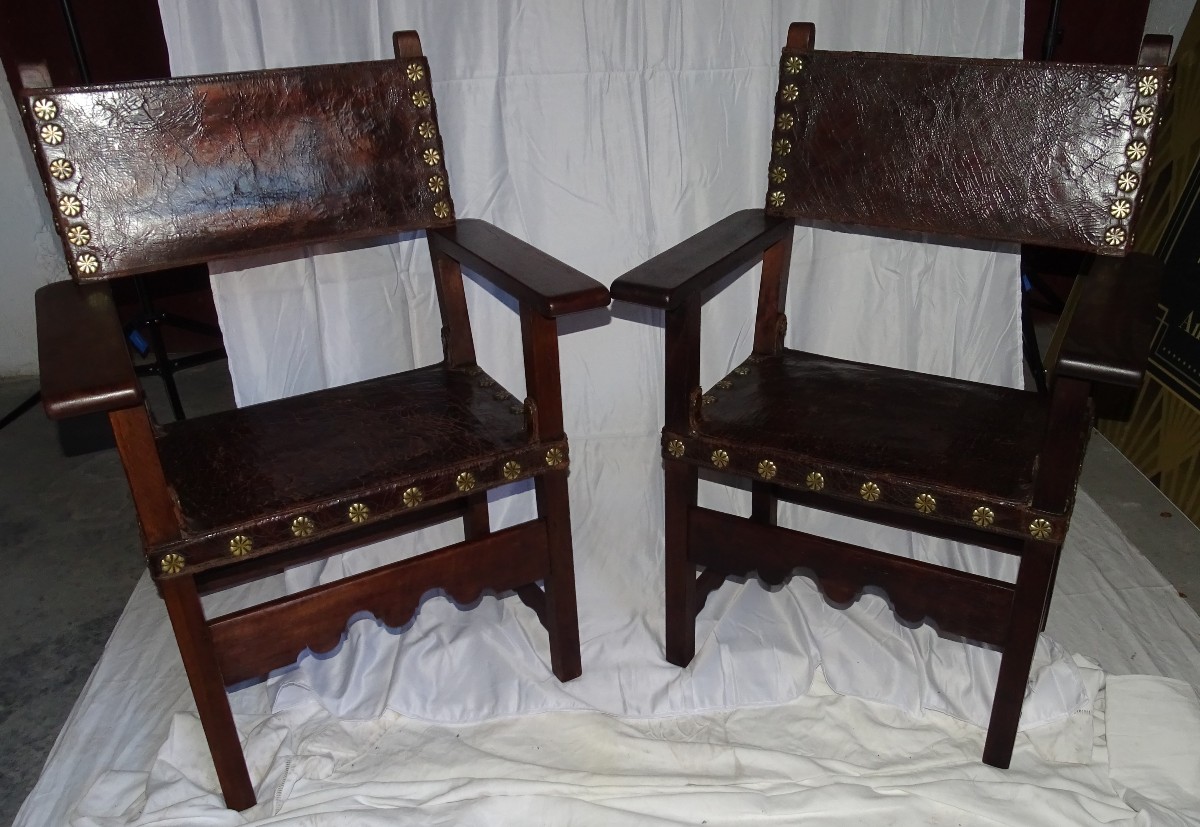 Paire De Chaises à Bras ou fauteuils, époque Louis XIII, en cuir, modèle a clous bronze