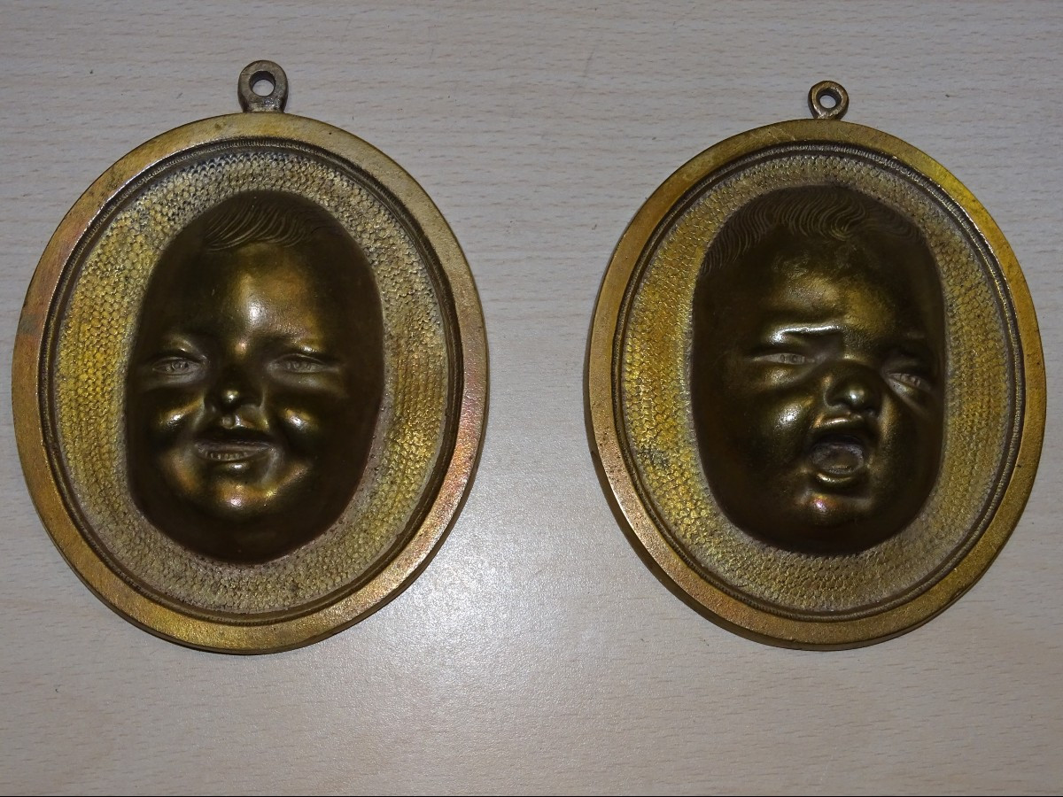 Paire de médaillons murals en bronze « Jean qui rit, Jean qui pleure », XIXᵉ siècle