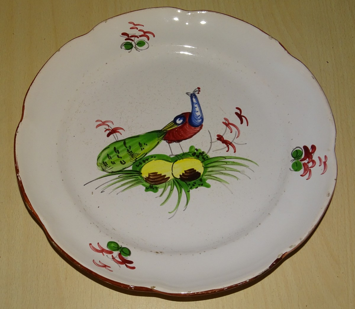 Les Islettes. Assiette en faïence décor polychrome au paon, XVIII-XIXe siècle