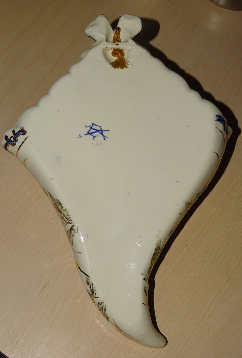 KELLER & GUERIN, Bouquetière murale en faïence de lunéville Début XX eme-photo-1