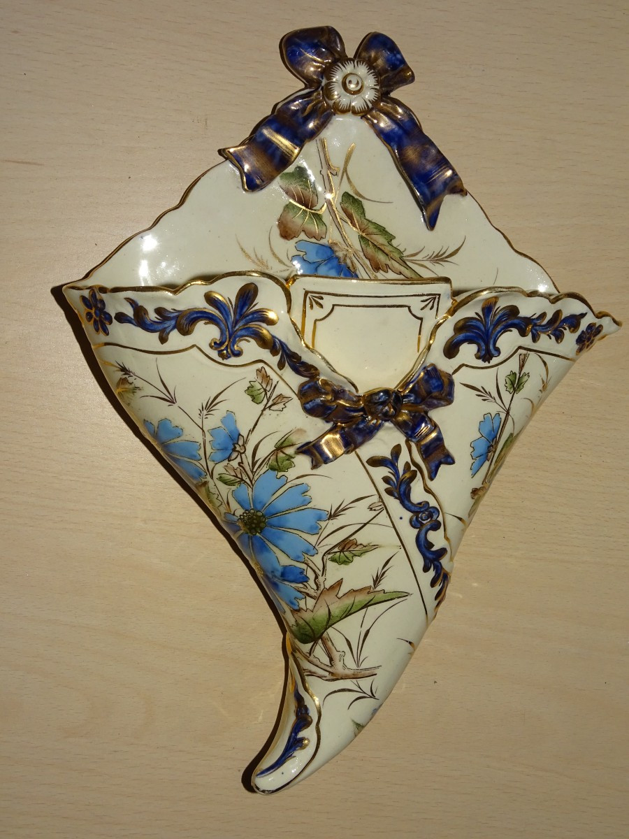 KELLER & GUERIN, Bouquetière murale en faïence de lunéville Début XX eme