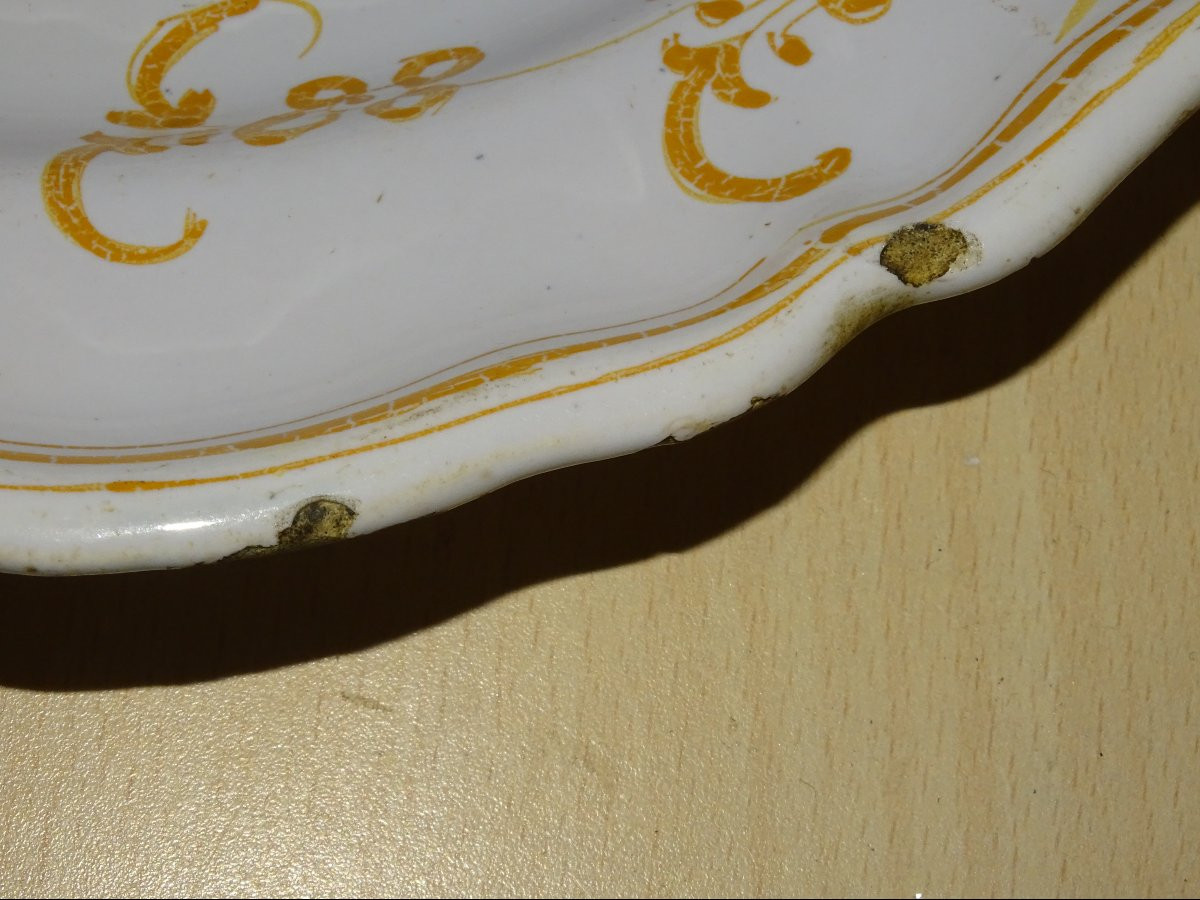 18th Century De Moustier Plate With Grotesque Decoration In Antimony Yellow-photo-1