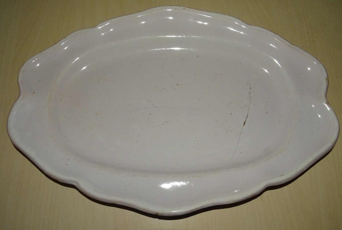 Plat blanc en faïence de MOUSTIERS ou VARAGES XVIIIeme