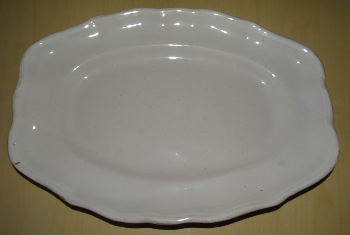 Plat blanc en faïence de MOUSTIERS ou VARAGES XVIIIeme, belle taille