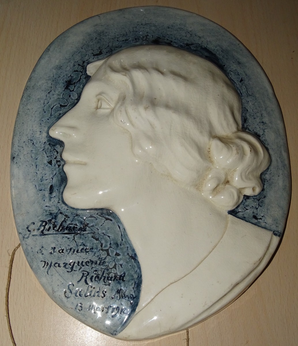 plaque signée G.RICHARD en faience émaillée avec dédicace, datée 1914