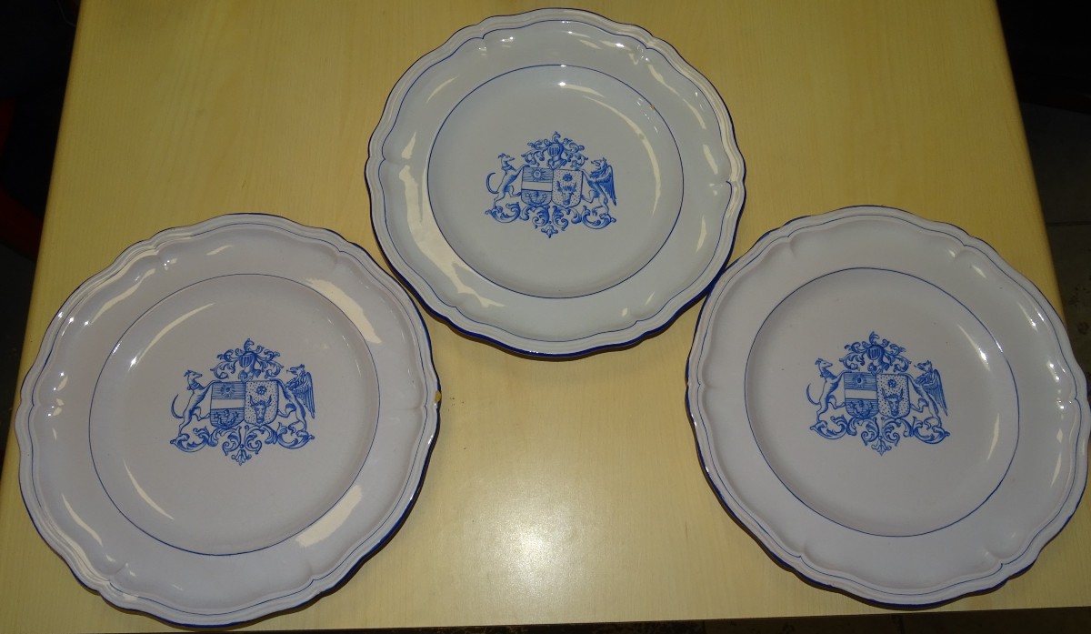 Emile Gallé, Suite Of 3 Earthenware Dishes With Coat Of Arms, 32.5 Cm