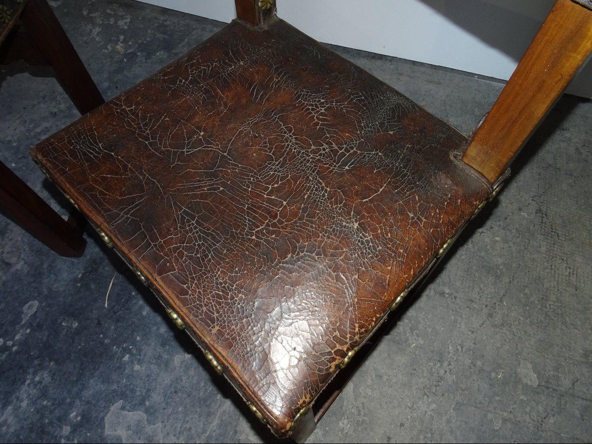 paire de chaises louis XIII renaissance d'époque XVIIème, cuir et clous bronze-photo-1