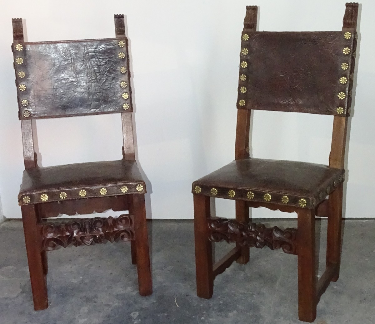 paire de chaises louis XIII renaissance d'époque XVIIème, cuir et clous bronze