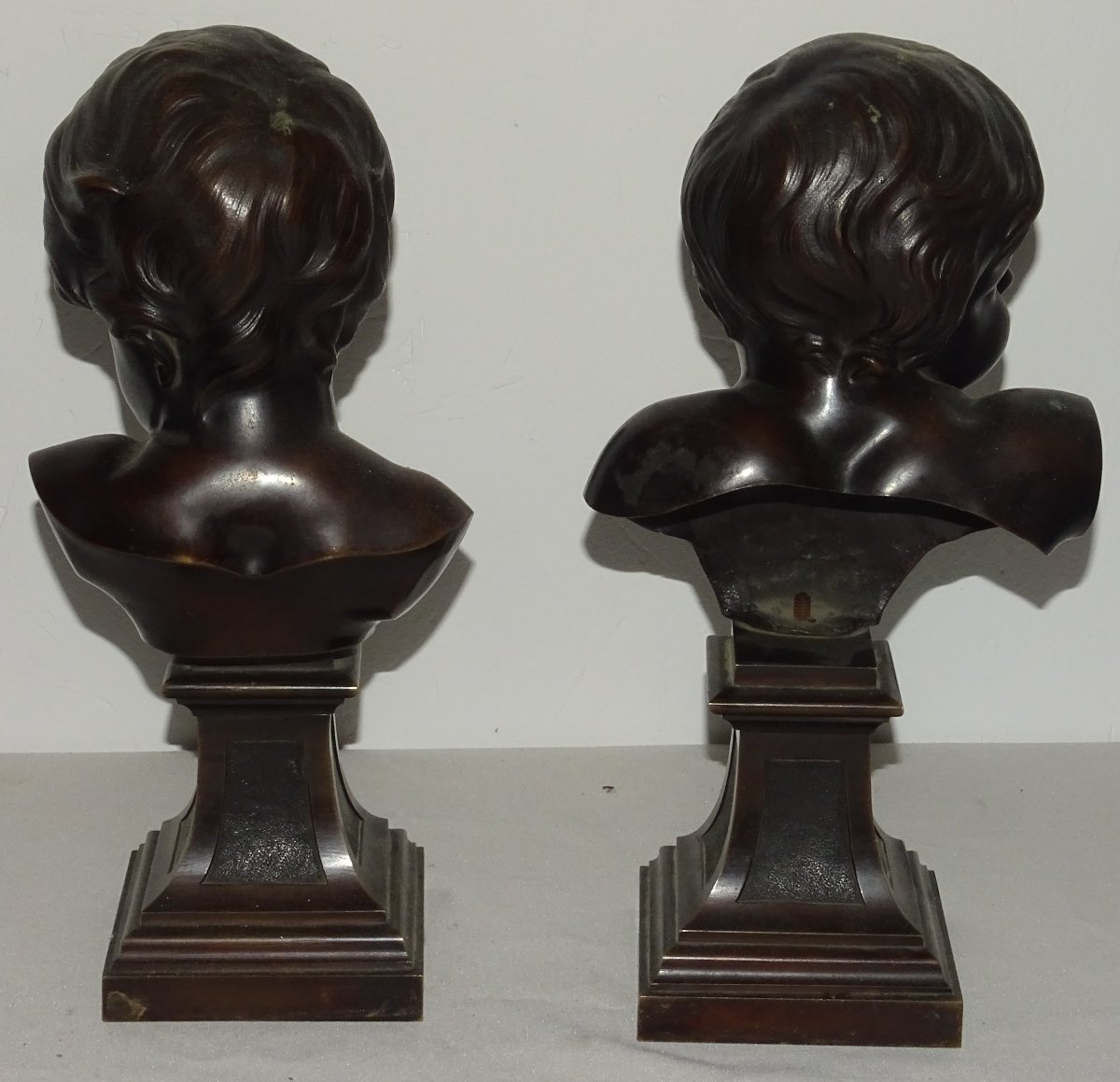 François Flamand DEUX BUSTES D'AMOUR SUR SOCLES bronze, patine brune -photo-3