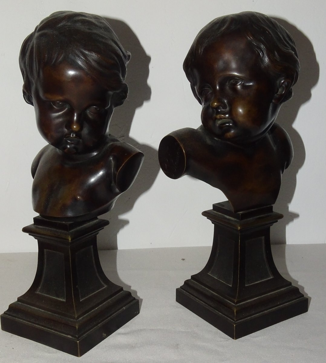 François Flamand DEUX BUSTES D'AMOUR SUR SOCLES bronze, patine brune 