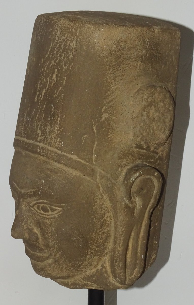 IMPORTANTE TETE DE VISHNU EN GRÈS GRIS SCULPTÉ, Cambodge, Phnom Da-photo-2