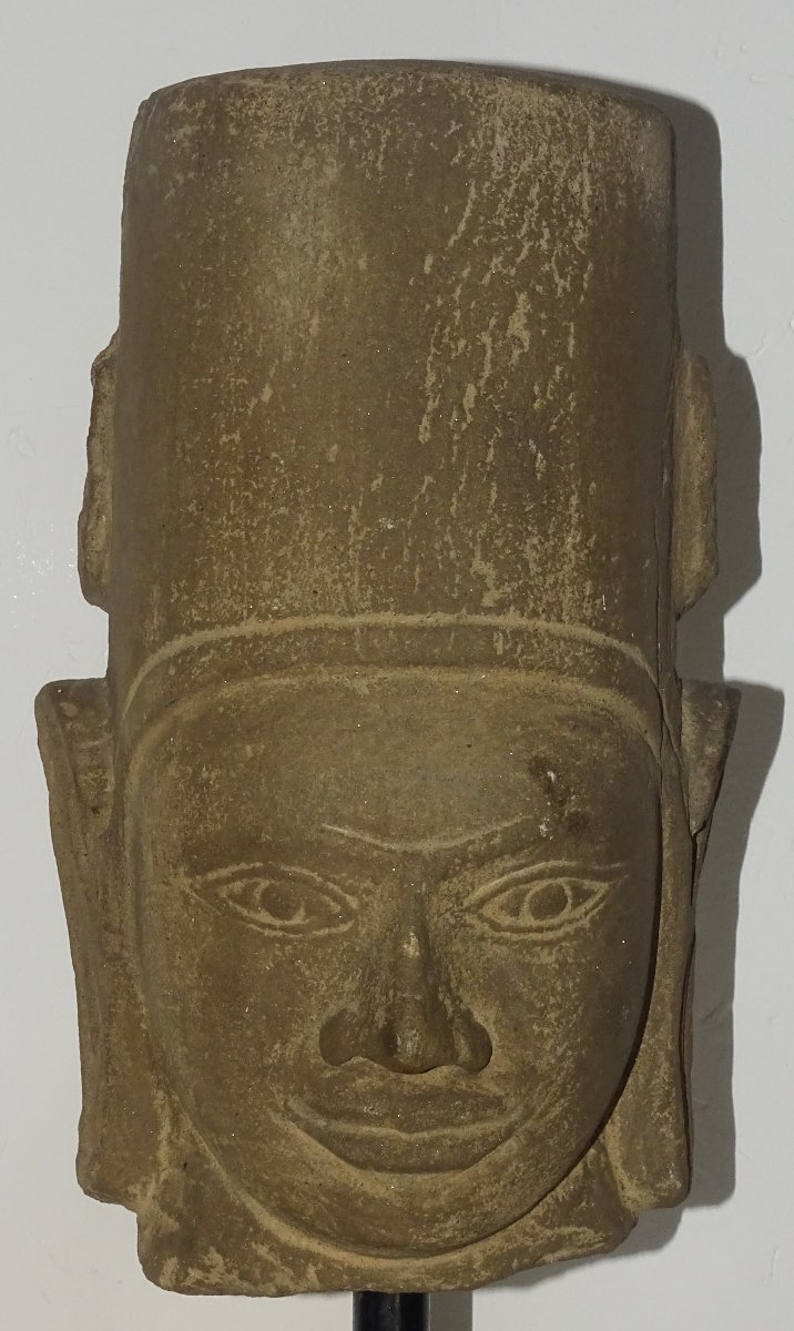 IMPORTANTE TETE DE VISHNU EN GRÈS GRIS SCULPTÉ, Cambodge, Phnom Da-photo-3