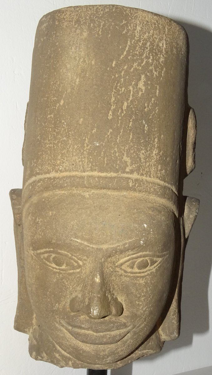 IMPORTANTE TETE DE VISHNU EN GRÈS GRIS SCULPTÉ, Cambodge, Phnom Da-photo-1