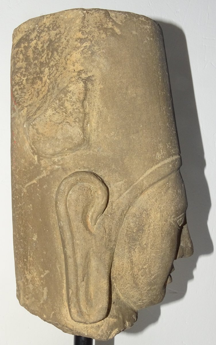 IMPORTANTE TETE DE VISHNU EN GRÈS GRIS SCULPTÉ, Cambodge, Phnom Da-photo-2