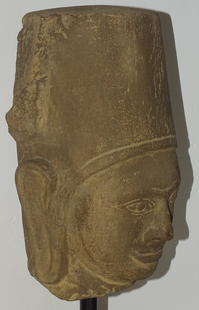 IMPORTANTE TETE DE VISHNU EN GRÈS GRIS SCULPTÉ, Cambodge, Phnom Da