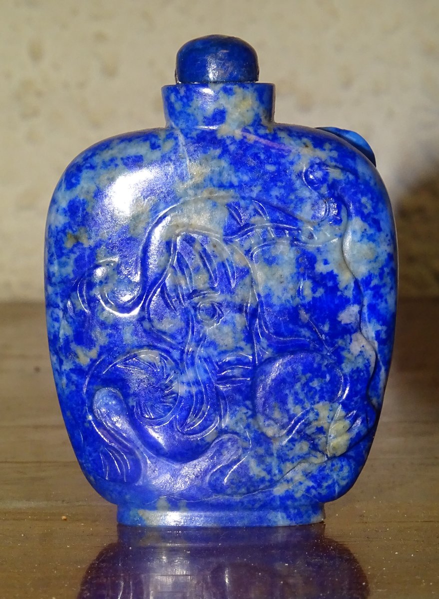 Tabatière ou FLACON À TABAC EN SODALITE BLEUE CHINOISE , XIXe Siècle