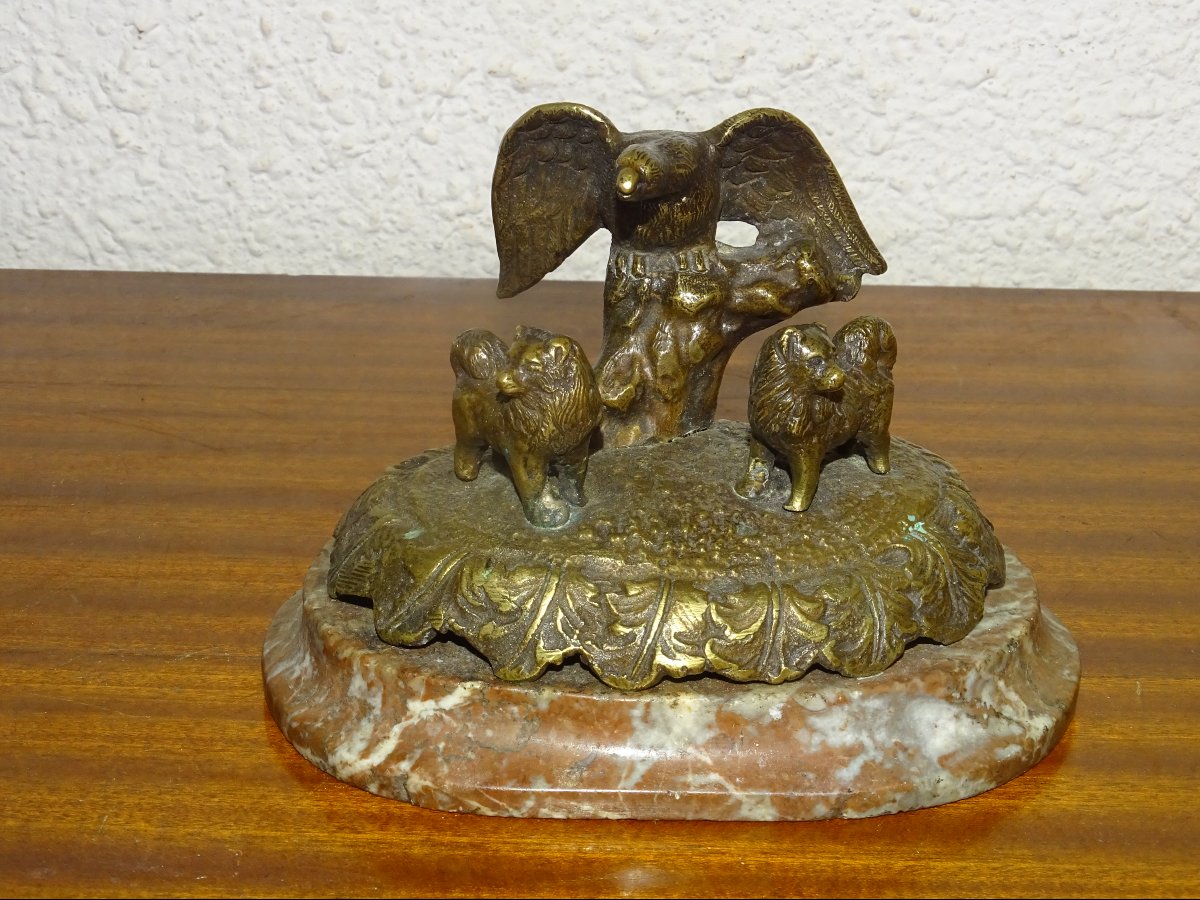 ancien presse papier de bureau a decor d'aigle et chiens, bronze, XIXème