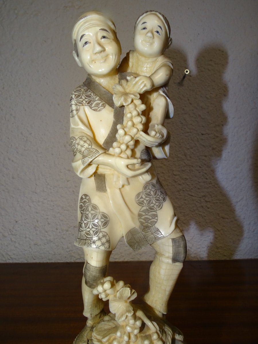 important Okimono en ivoire représentant un vigneron et son fils, époque Meiji-photo-2