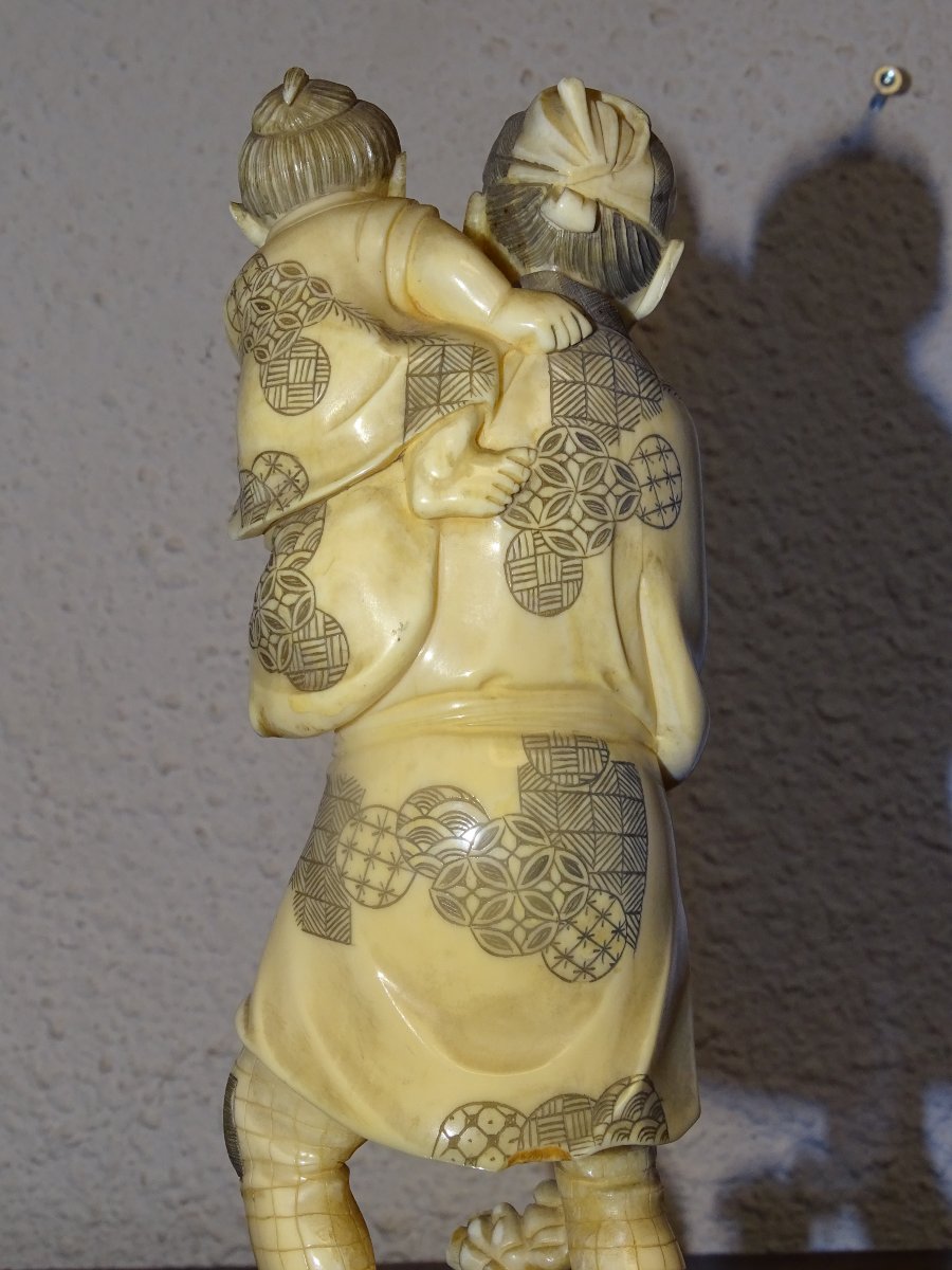 important Okimono en ivoire représentant un vigneron et son fils, époque Meiji-photo-4