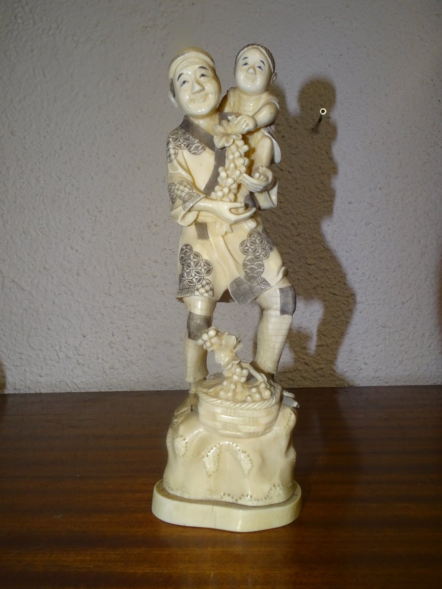 important Okimono en ivoire représentant un vigneron et son fils, époque Meiji
