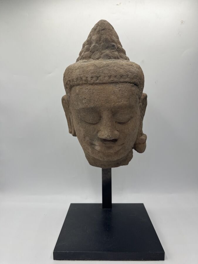 Cambodge, post-Angkorien, XVe-XVIe siècle. Tête de vishnu en grès beige.-photo-3