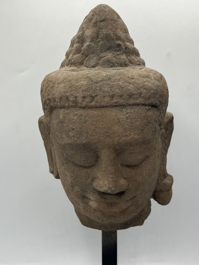 Cambodge, post-Angkorien, XVe-XVIe siècle. Tête de vishnu en grès beige.-photo-2