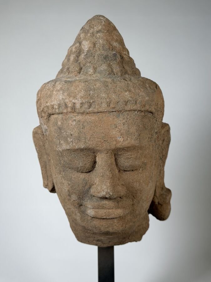 Cambodge, post-Angkorien, XVe-XVIe siècle. Tête de vishnu en grès beige.