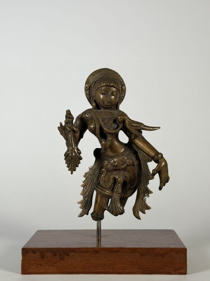 Sculpture en bronze représentant une apsara à l'oiseau soclée, XIXème