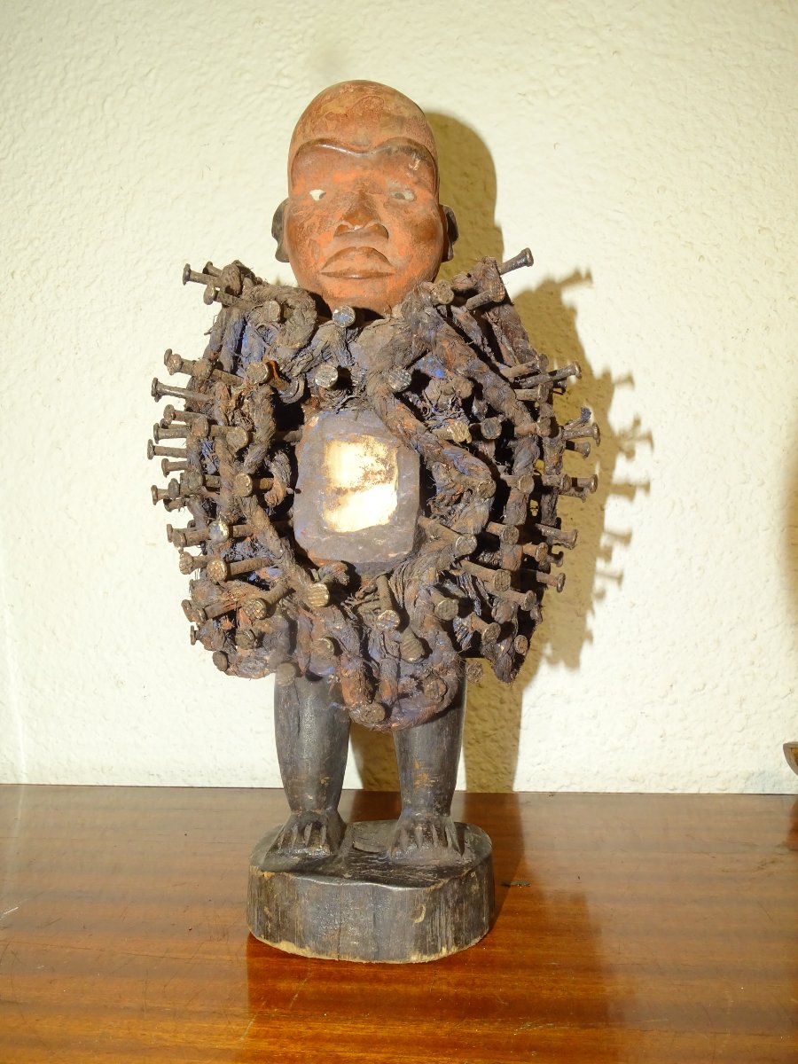 Fétiche à clous Nkisi Nkonde, peuple Kongo, Congo, milieu XXᵉ siècle