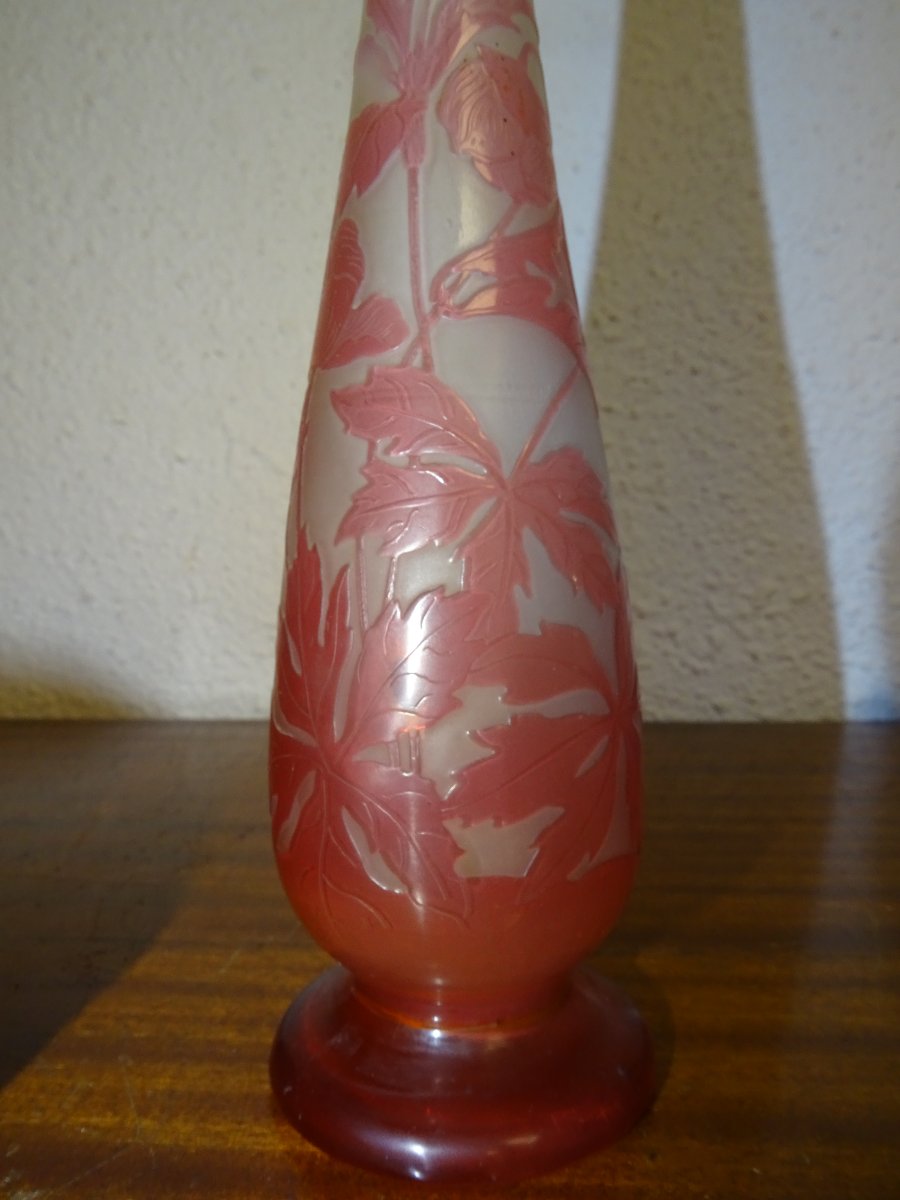 Vase Gallé Art Nouveau – verre multicouche à décor floral – H. 24.5 cm -photo-1