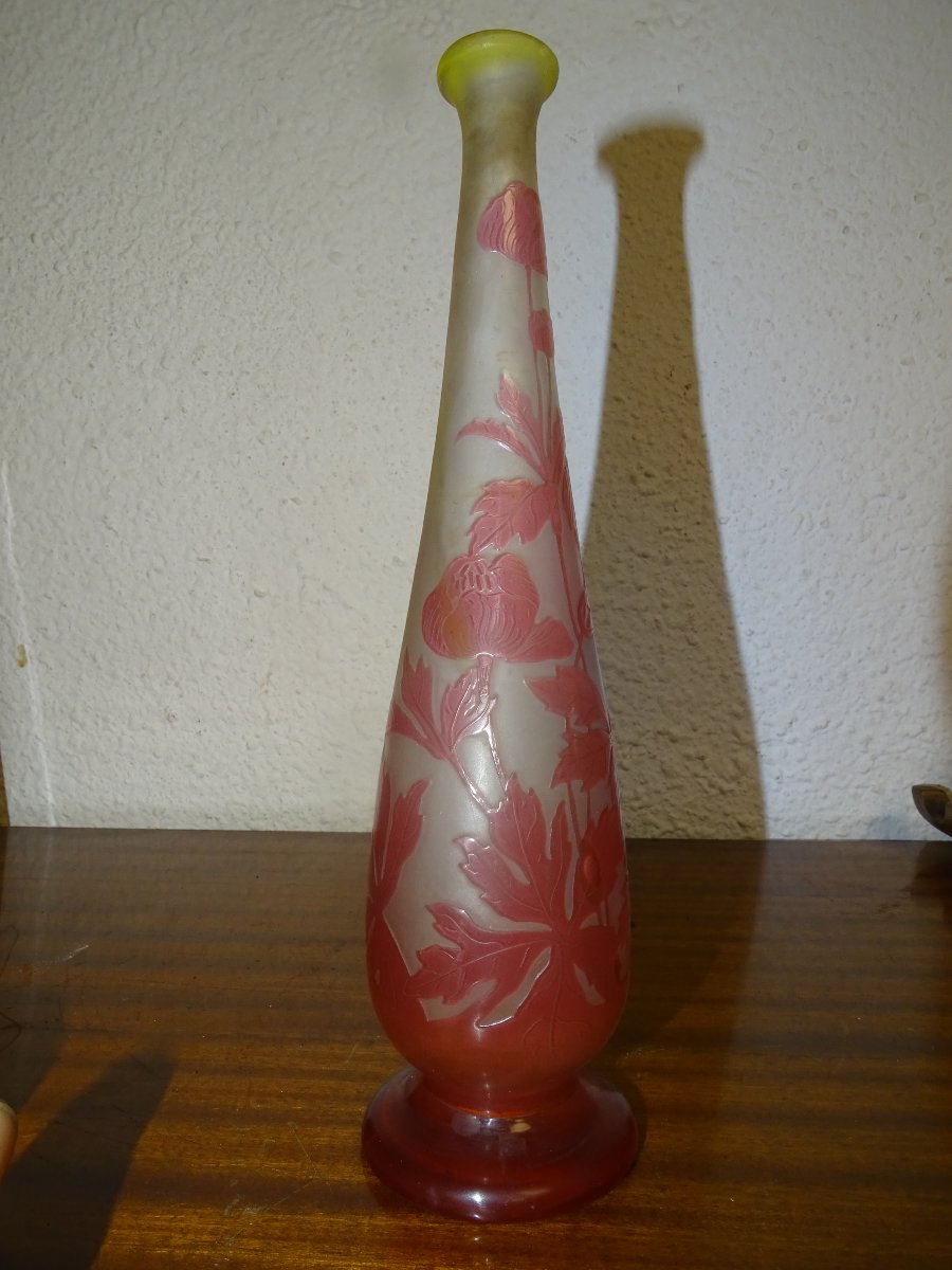 Vase Gallé Art Nouveau – verre multicouche à décor floral – H. 24.5 cm 
