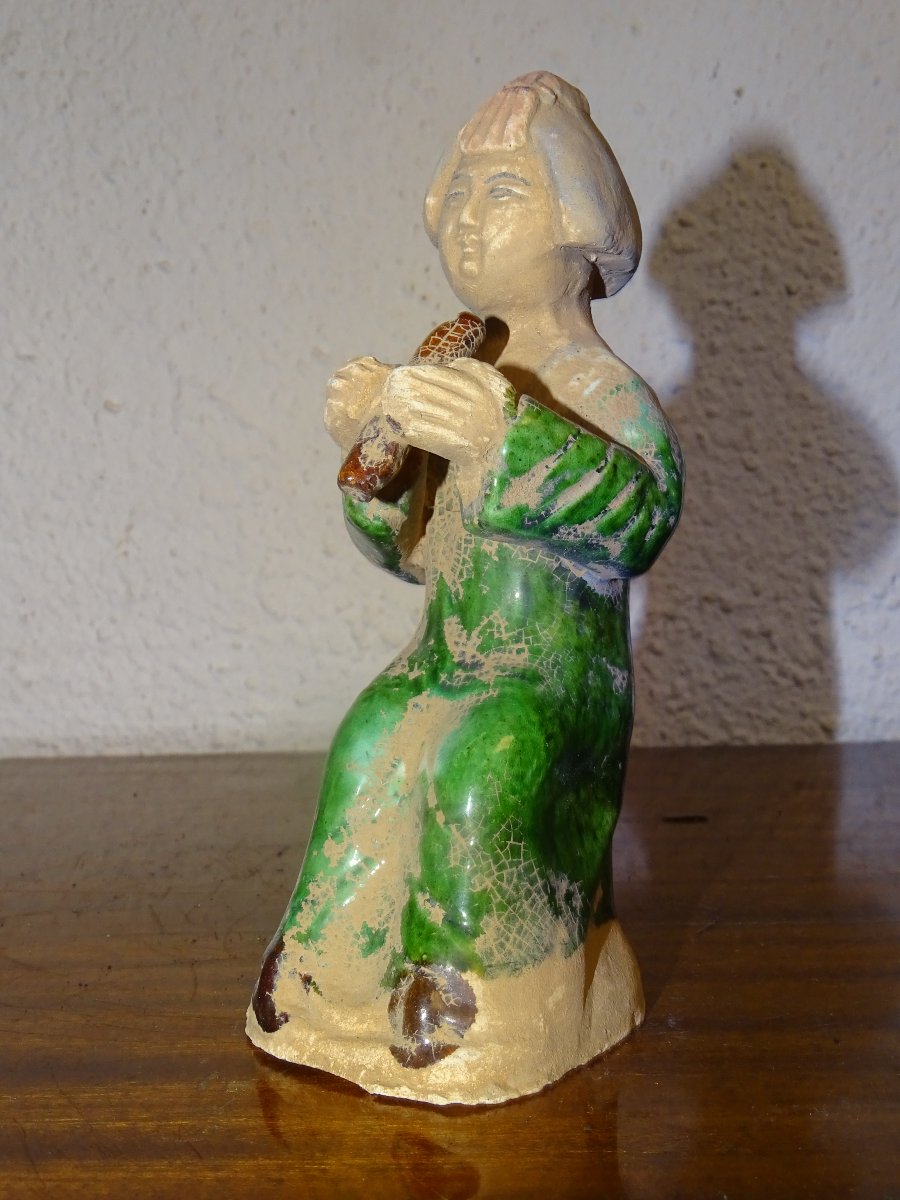 Statuette Chinoise En Terre Cuite Polychrome,musicienne, Dynastie Tang 