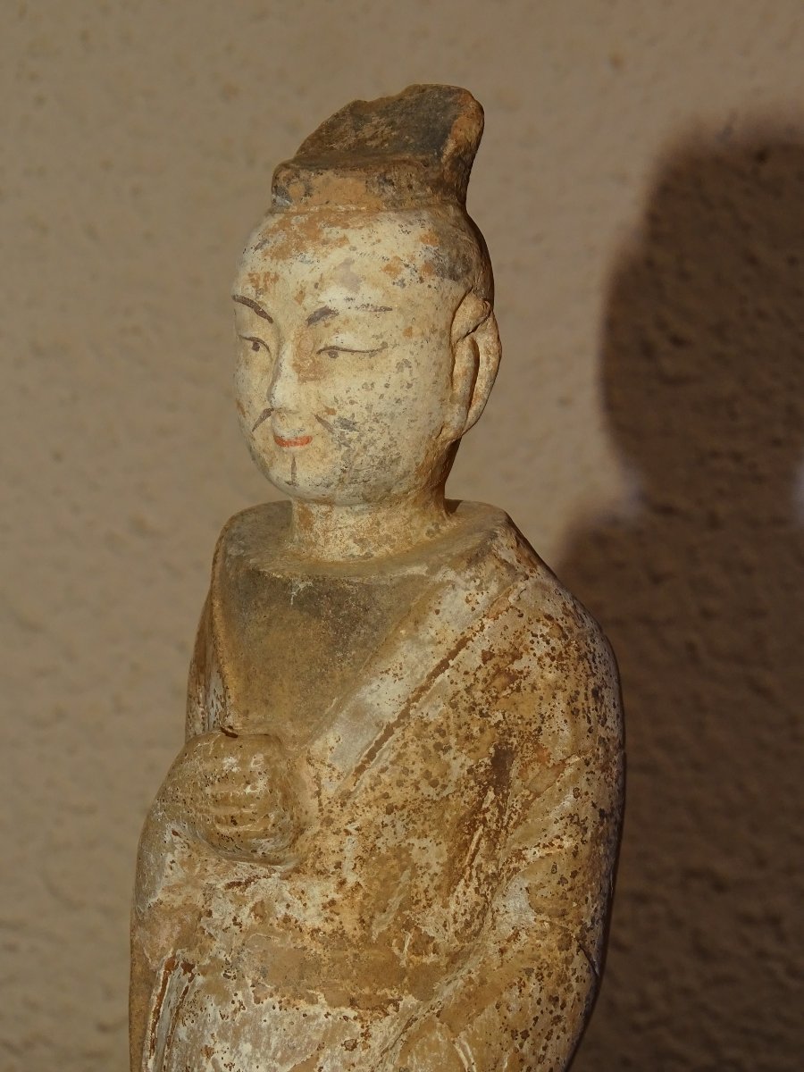 Statuette en céramique émaillée d'un homme, dynastie Tang, VIIIe siècle