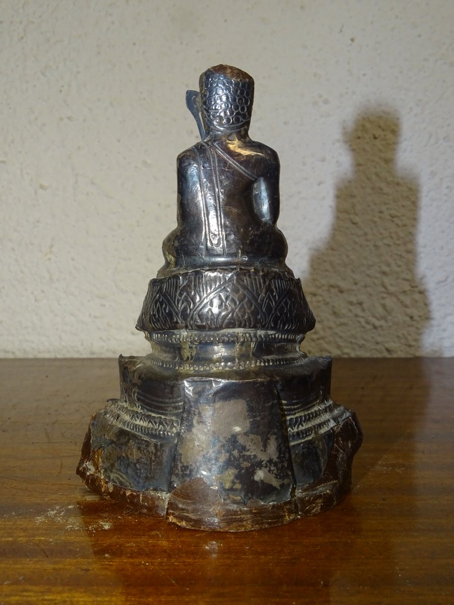 rare statuette de bouddha en pierre sculptée recouvert d'une feuille d'argent martelée. XVIIIèm-photo-2