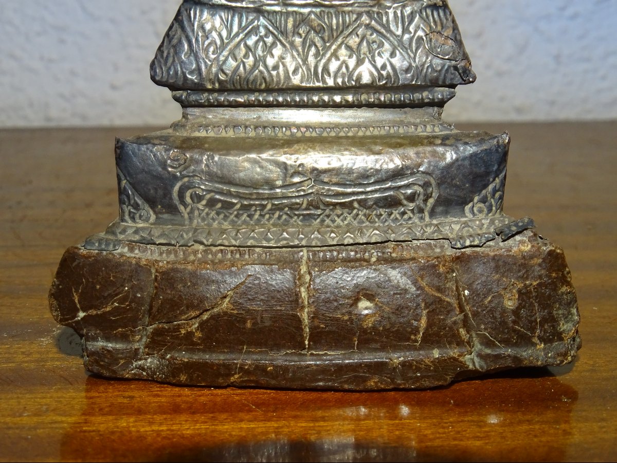 rare statuette de bouddha en pierre sculptée recouvert d'une feuille d'argent martelée. XVIIIèm-photo-1