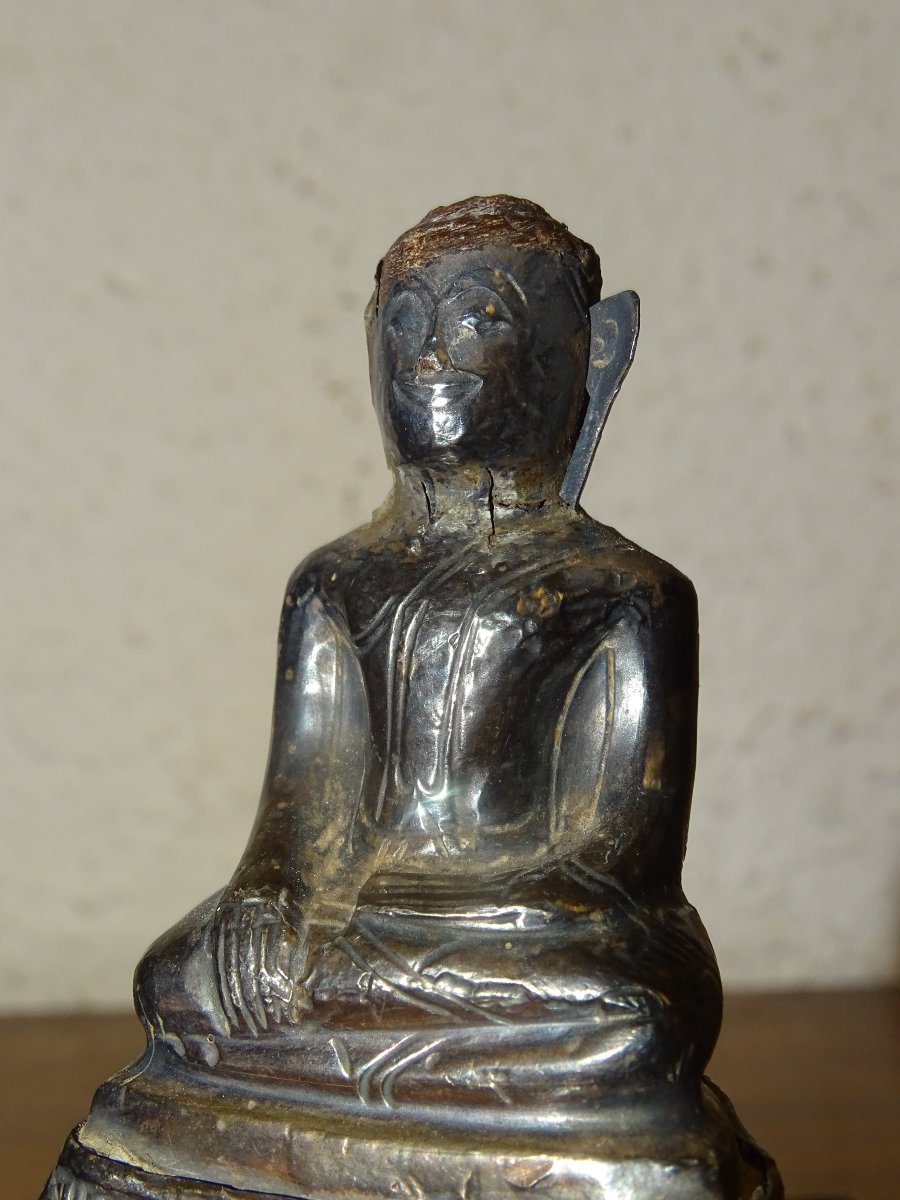 rare statuette de bouddha en pierre sculptée recouvert d'une feuille d'argent martelée. XVIIIèm-photo-4