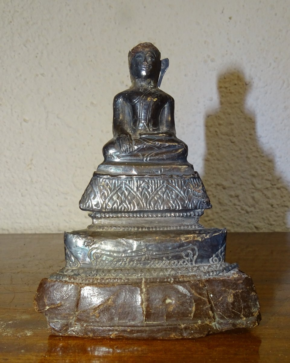 rare statuette de bouddha en pierre sculptée recouvert d'une feuille d'argent martelée. XVIIIèm