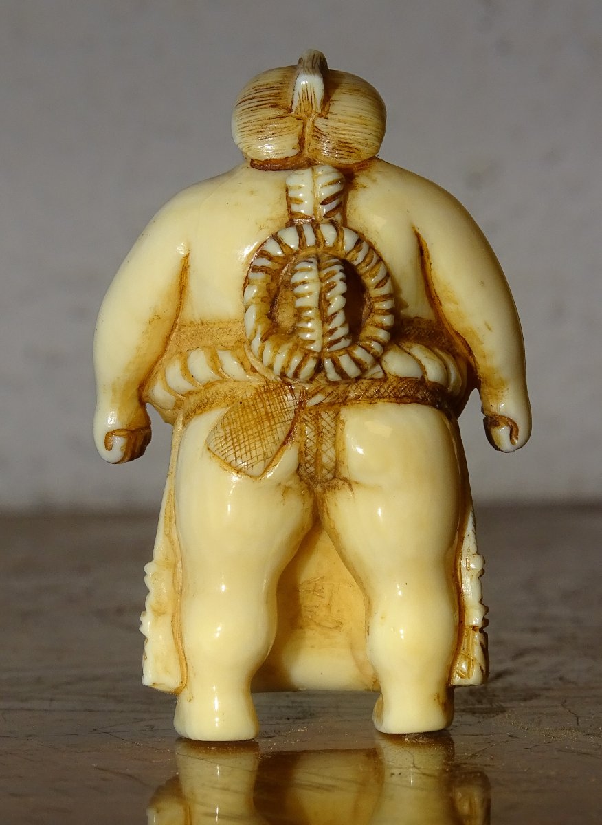 TADAYOSHI : UN NETSUKE IVOIRE D'UN YOKOZUNA (CHAMPION DE SUMO)-photo-2